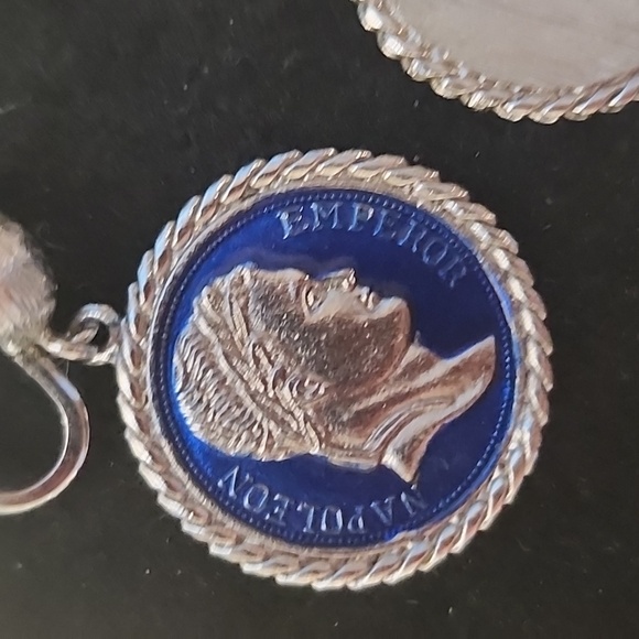 Vintage Crown Trifari Napolean Emperor Clip On Earrings - Picture 5 of 6